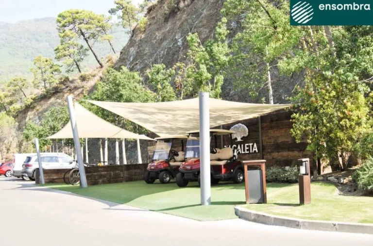 Pérgola de Lamas Orientables para Control Total de Luz y Sombra en tu Patio